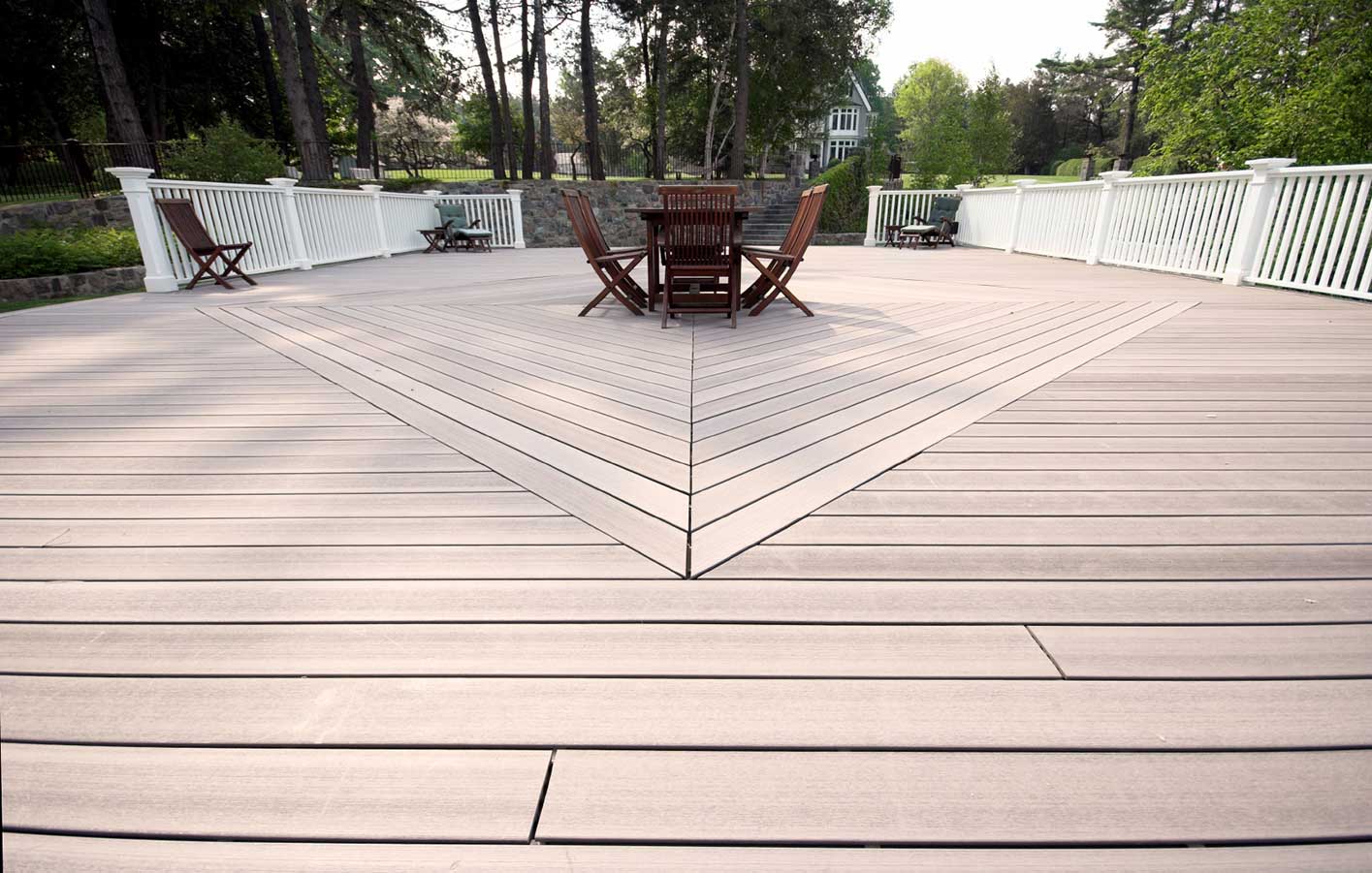 Anblick einer WPC Terrasse mit Gartenmöbel